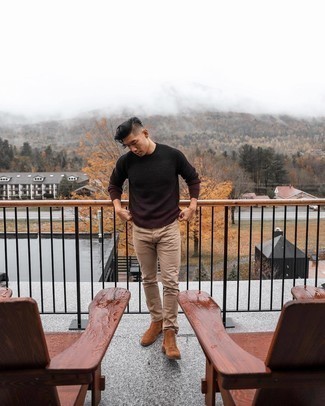 С чем носить темно-коричневый свитер с круглым вырезом мужчине