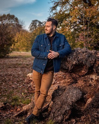 С чем носить темно-коричневый свитер с круглым вырезом мужчине