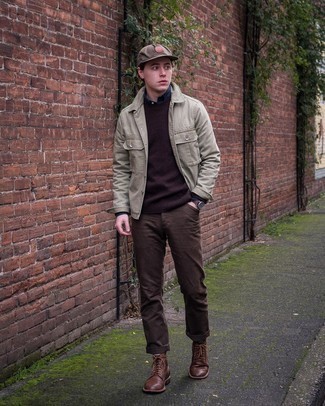 С чем носить темно-коричневый свитер с круглым вырезом мужчине