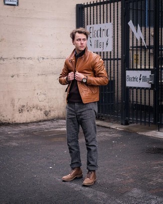 С чем носить темно-коричневый свитер с круглым вырезом мужчине