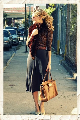 Какие туфли носить с темно-коричневым свитером с круглым вырезом