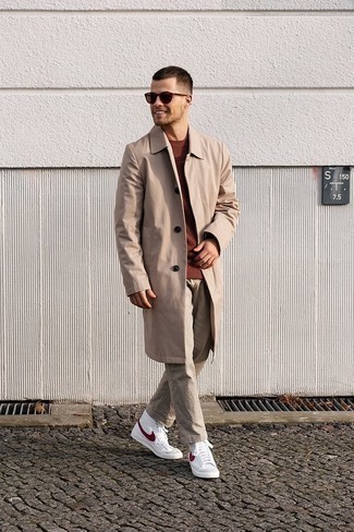 Какие дождевики носить с темно-коричневым свитером с круглым вырезом мужчине