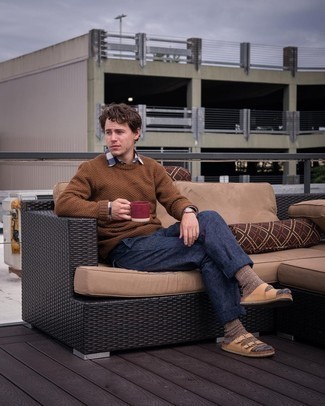 Какие сандалии носить с темно-коричневым свитером с круглым вырезом мужчине