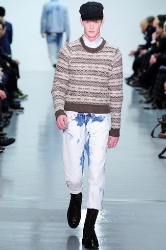 Как носить темно-коричневый свитер с круглым вырезом с белыми джинсами мужчине