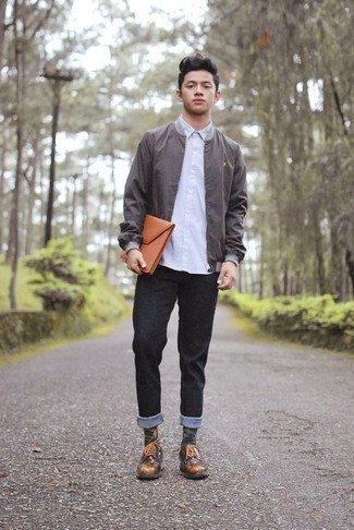 Какие бомберы носить с темно-коричневыми туфлями дерби