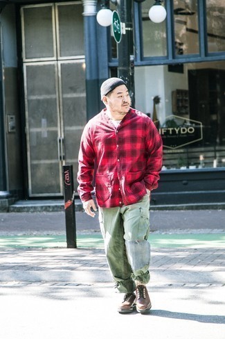 Какие брюки карго носить с темно-коричневыми туфлями дерби