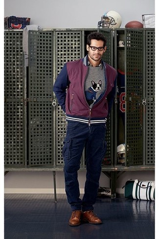 Какие брюки карго носить с темно-коричневыми туфлями дерби