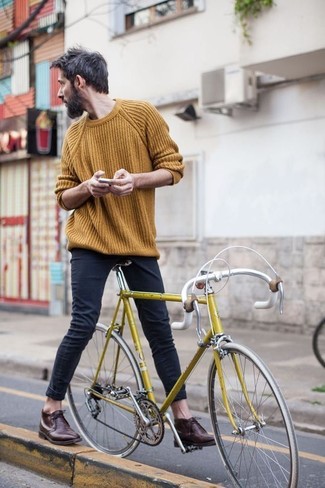 Какие вязаные свитера носить с темно-коричневыми ботинками дезертами