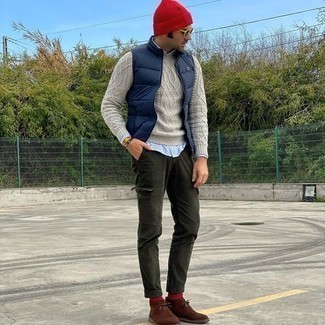 Какие вязаные свитера носить с темно-коричневыми ботинками дезертами