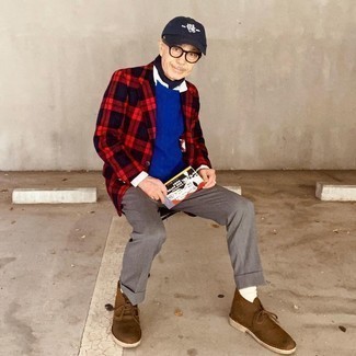 Какие вязаные свитера носить с темно-коричневыми ботинками дезертами