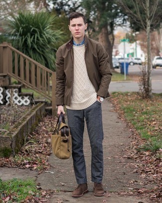 Какие вязаные свитера носить с темно-коричневыми ботинками дезертами