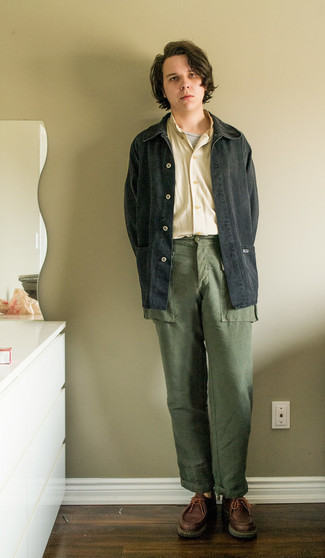 Какие брюки карго носить с темно-коричневыми ботинками дезертами