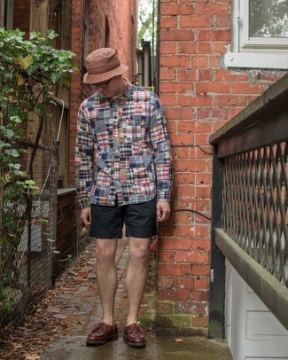 Какие шорты носить с темно-коричневыми ботинками дезертами