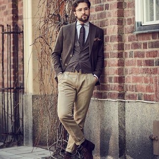 Какие трикотажные жилеты носить с темно-коричневыми ботинками дезертами