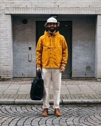 Какие ветровки носить с темно-коричневыми ботинками дезертами