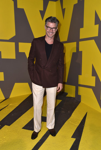 Какие брюки чинос носить с темно-коричневым двубортным пиджаком