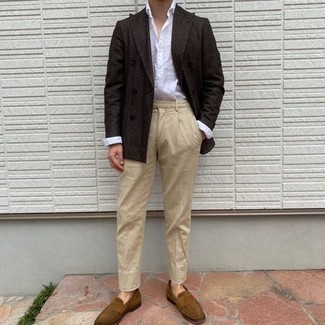 Какие брюки чинос носить с темно-коричневым двубортным пиджаком