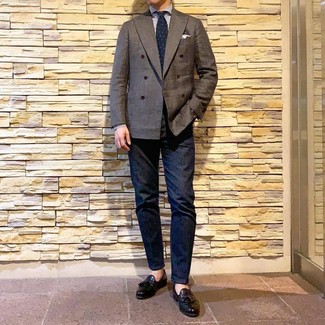 Какие джинсы носить с темно-коричневым двубортным пиджаком мужчине