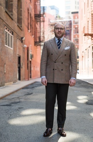 Какие лоферы носить с темно-коричневым двубортным пиджаком мужчине