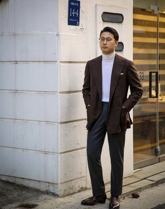 Какие лоферы носить с темно-коричневым двубортным пиджаком мужчине