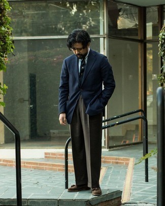 С чем носить темно-коричневые классические брюки мужчине