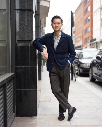 С чем носить темно-коричневые классические брюки мужчине