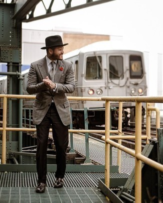 Какие лоферы носить с темно-коричневыми классическими брюками мужчине