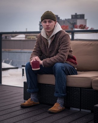 Какие бомберы носить с темно-коричневыми мокасинами мужчине