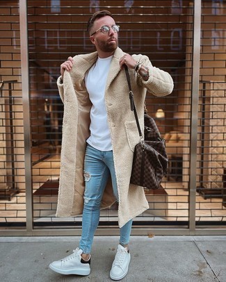 С чем носить темно-коричневую дорожную сумку мужчине