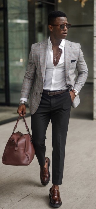 С чем носить темно-коричневую дорожную сумку мужчине