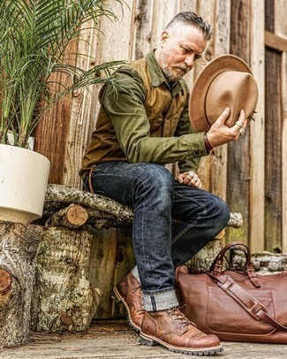 С чем носить темно-коричневую дорожную сумку мужчине