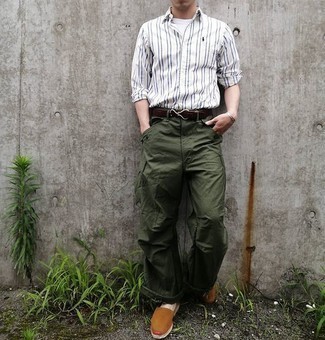 Какие брюки карго носить с темно-коричневыми эспадрильями