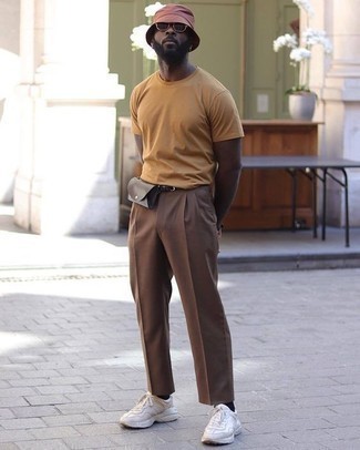 С чем носить темно-коричневую поясную сумку мужчине