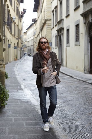 Какие низкие кеды носить с темно-коричневой полевой курткой