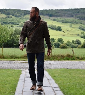 Как носить темно-коричневую полевую куртку с темно-синими джинсами