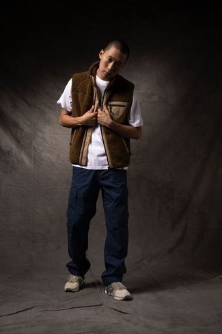 С чем носить темно-коричневую флисовую куртку без рукавов мужчине