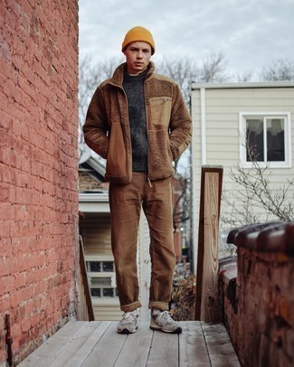 С чем носить темно-коричневый флисовый свитер на молнии мужчине