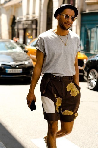 С чем носить темно-коричневые шорты с цветочным принтом мужчине
