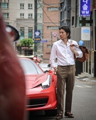 С чем носить темно-коричневые лоферы c бахромой мужчине