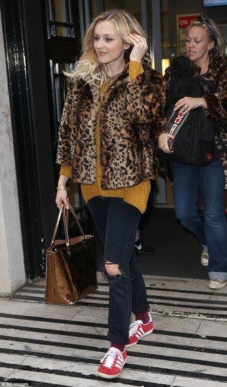 С чем носить темно-коричневую короткую шубу