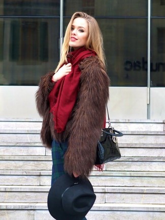С чем носить темно-коричневую короткую шубу