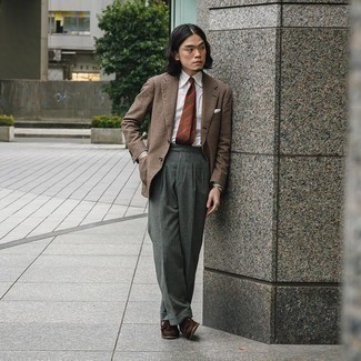 С чем носить темно-коричневый пиджак в мелкую клетку мужчине