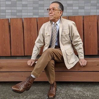 С чем носить темно-коричневый галстук в мелкую клетку мужчине