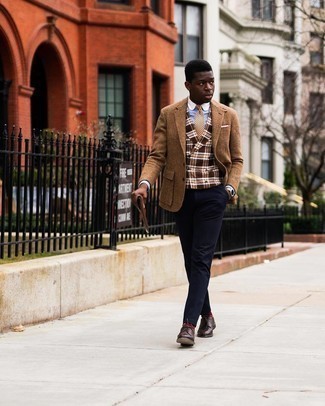 С чем носить темно-коричневый пиджак с узором "в ёлочку" мужчине