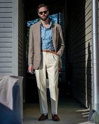 С чем носить темно-коричневый пиджак с узором "в ёлочку" мужчине