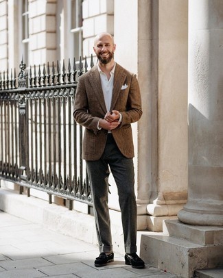 С чем носить темно-коричневый пиджак с узором "в ёлочку" мужчине