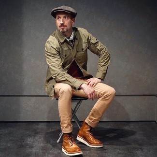 С чем носить темно-коричневую кепку с узором "в ёлочку" мужчине