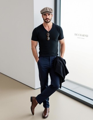 С чем носить темно-коричневую кепку с узором "в ёлочку" мужчине