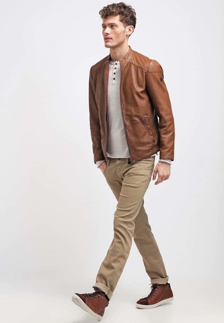 Какие бомберы носить с темно-коричневыми высокими кедами мужчине