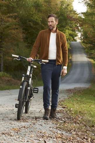 С чем носить темно-коричневые высокие кеды мужчине